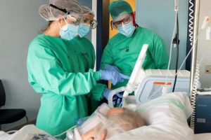 Nueva reducción de hospitalizados tanto en cama como en UCI por COVID-19 en Castilla-La Mancha