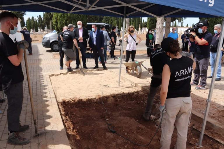 Comienza la exhumación de dos fosas comunes de represaliados del franquismo
