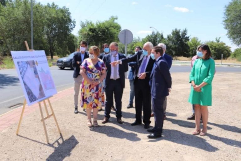 Nacho Hernando visitó las obras de urbanización del nuevo polígono del Sector 5 de Manzanares