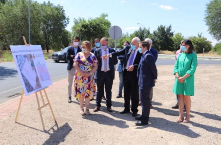 Nacho Hernando visitó las obras de urbanización del nuevo polígono del Sector 5 de Manzanares