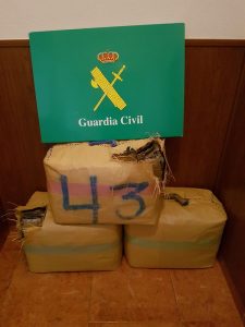 La Guardia Civil detiene a una persona en la A-4 con más de 101 kilos de hachís