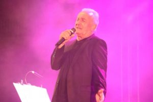 Víctor Manuel reunió a más de 1.200 personas en su concierto en la plaza de toros de Manzanares