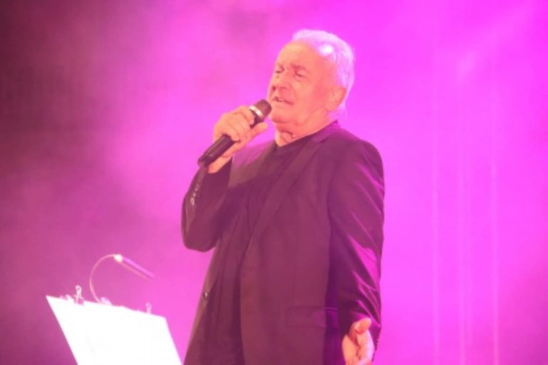 Víctor Manuel reunió a más de 1.200 personas en su concierto en  la plaza de toros de Manzanares