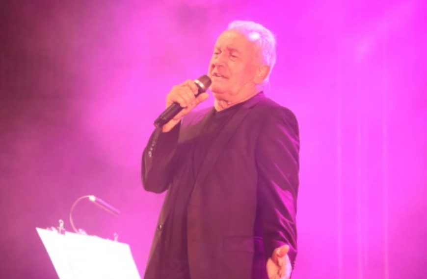 Víctor Manuel reunió a más de 1.200 personas en su concierto en la plaza de toros de Manzanares