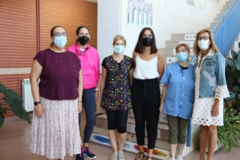 Con los programas ‘Conserjes escolares’ y ‘Colegio seguro’ el Ayuntamiento de Manzanares apoya a centros educativos Con los programas ‘Conserjes escolares’ y ‘Colegio seguro’ el Ayuntamiento de Manzanares apoya a centros educativos