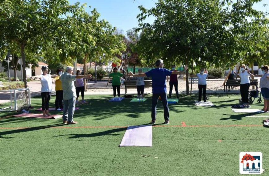 Taller de «Yoga en la Naturaleza» para las personas usuarias del Centro de Día de Mayores de Miguelturra