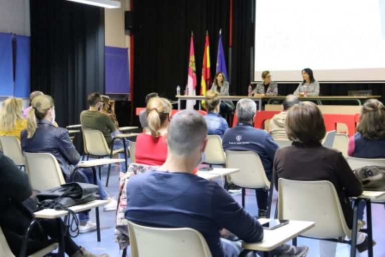 Inició la nueva edición de ‘Escuela de familias” en el IES ‘Azuer’ de Manzanares Inició la nueva edición de ‘Escuela de familias” en el IES ‘Azuer’ de Manzanares