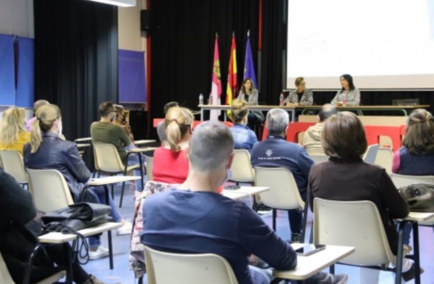 Inició la nueva edición de ‘Escuela de familias” en el IES ‘Azuer’ de Manzanares