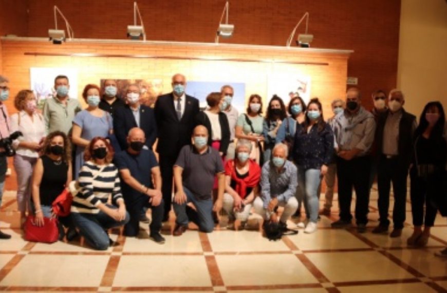 ‘Exposición = Iluminación x Tiempo’ en el hall del Gran Teatro de Manzanares