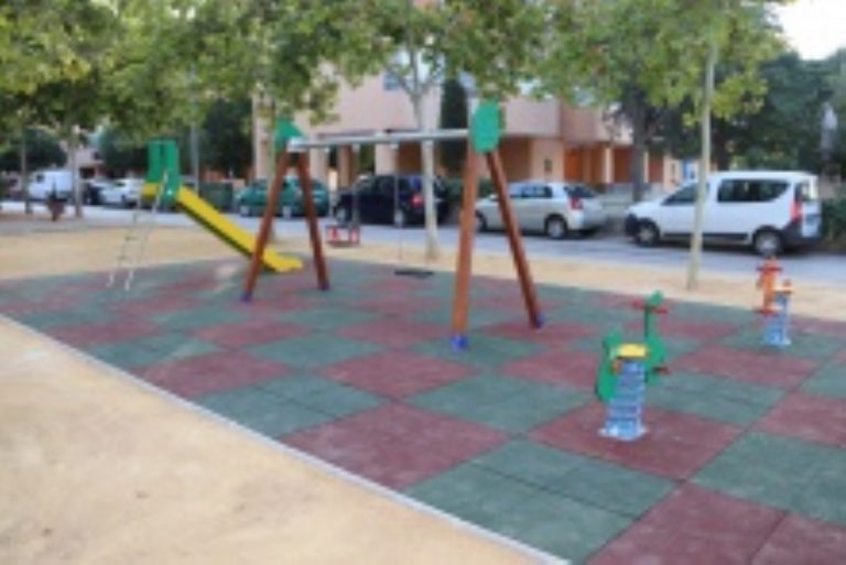 Rehabilitación del parque infantil del  barrio del Nuevo Manzanares con una inversión cercana a 5.000 euros