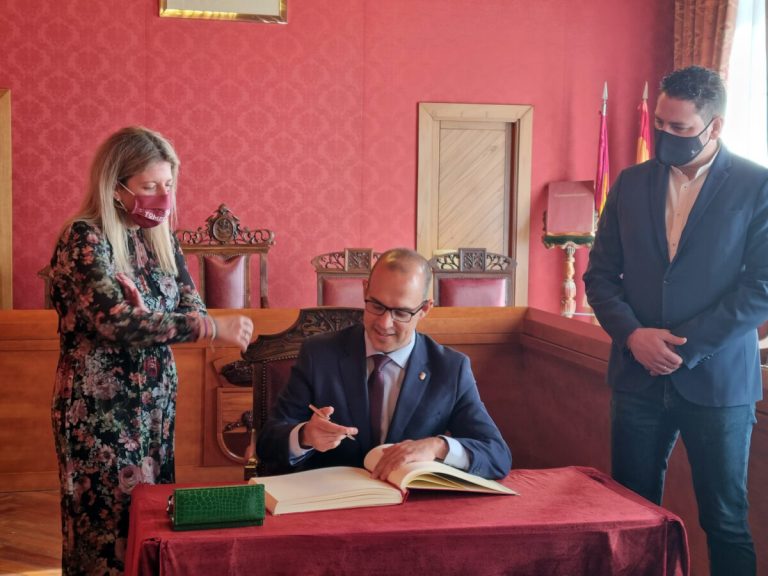 El presidente de las Cortes inauguró en Tomelloso una exposición itinerante acerca de los 40 años del Estatuto de Autonomía de Castilla-La Mancha