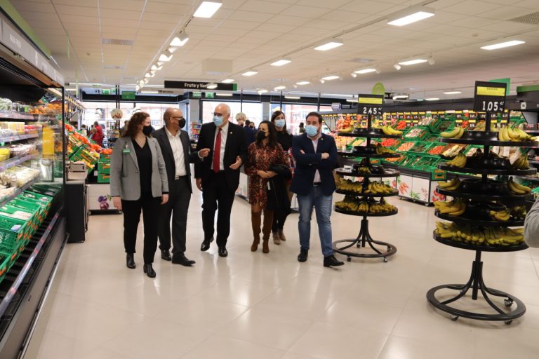 Mercadona ha abierto su  nuevo modelo de tienda eficiente en Manzanares  en  la Carretera de La Solana