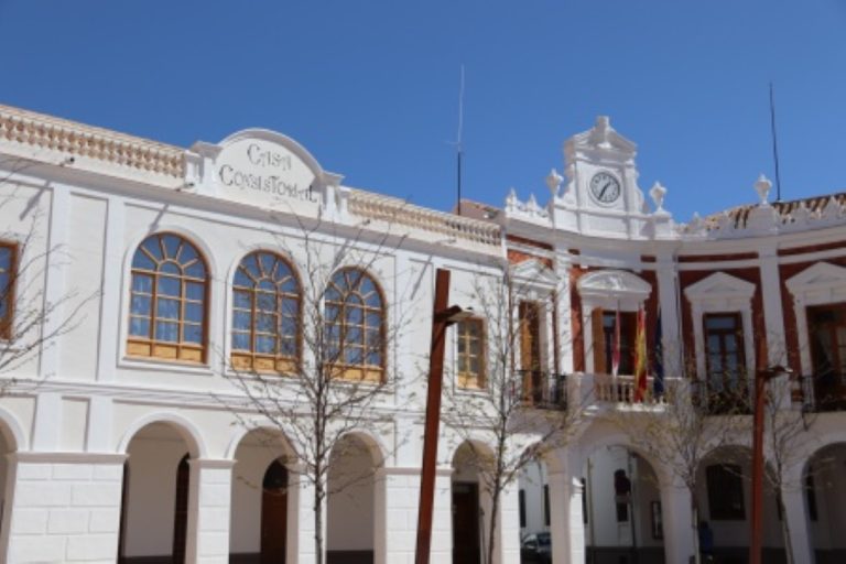 El pleno de Manzanares felicitará a estudiantes destacados, sus familias y al IES Azuer