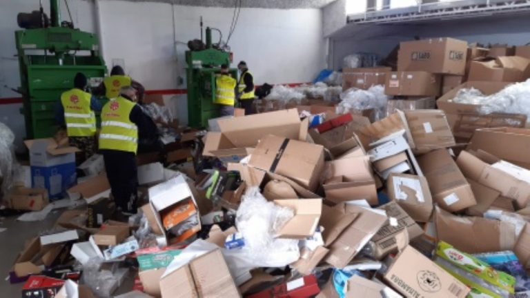 Taller de Reciclaje e Inserción Sociolaboral de Cáritas en Manzanares recoge más de 250.000 kilos de papel, cartón y plástico anuales Taller de Reciclaje e Inserción Sociolaboral de Cáritas en Manzanares recoge más de 250.000 kilos de papel, cartón y plástico anuales