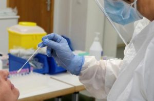 Castilla-La Mancha continúa en la línea ascendente de casos, mientras bajan los pacientes ingresados en UCI por COVID