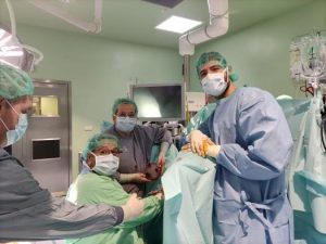 El servicio de Ginecología del Hospital Virgen de Altagracia realiza la primera cirugía con una técnica novedosa que no deja cicatrices visibles