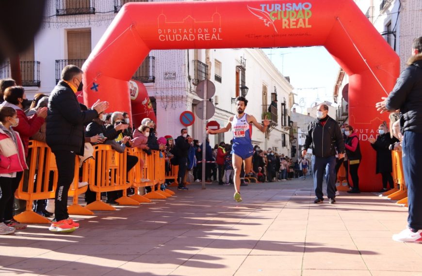Entusiasta participación de cerca de 500 personas en la carrera de Navidad de Manzanares
