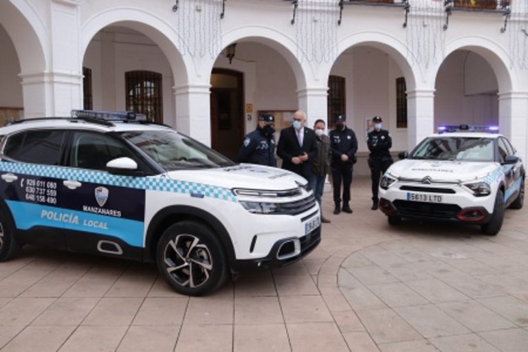 2 nuevos coches,  uno eléctrico y otro híbrido, ha estrenado la Policía Local de Manzanares con inversión de más de 80.000 euros