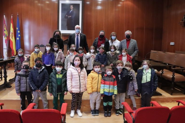 Alumnado de 1º de Primaria del colegio público ‘Altagracia’ visitó el pasado lunes el Ayuntamiento de Manzanares
