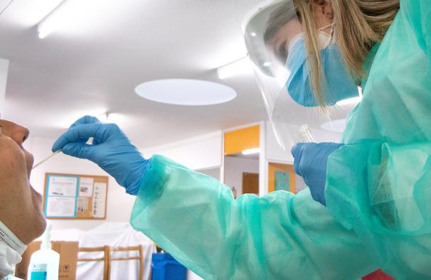 Castilla-La Mancha registra un descenso en el número de casos y de los hospitalizados en UCIS por COVID-19