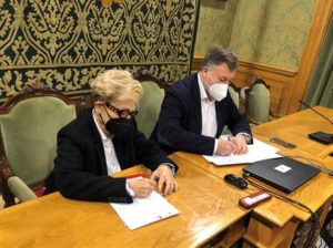 Convenio entre el ayuntamiento de Cuenca y la Asociación Española contra el Cáncer suscrito ayer