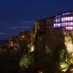 Cuenca conmemora el Día Internacional de la Mujer iluminando de violeta las Casas Colgadas y la Torre de Mangana