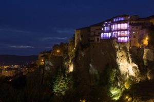 Cuenca conmemora el Día Internacional de la Mujer iluminando de violeta las Casas Colgadas y la Torre de Mangana