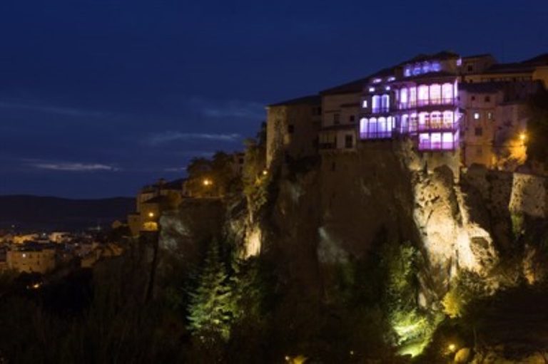 Cuenca conmemora el Día Internacional de la Mujer iluminando de violeta las Casas Colgadas y la Torre de Mangana