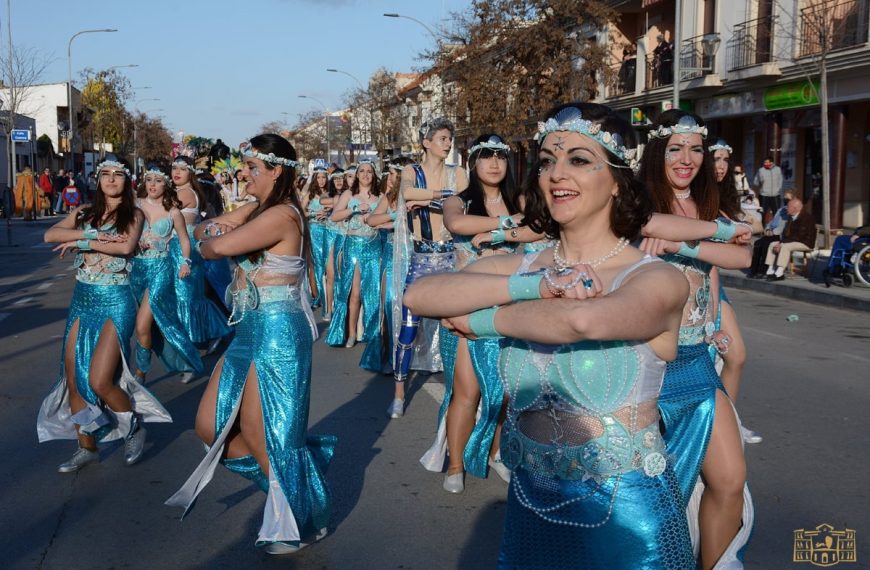 Las peñas locales han cautivado al público tomellosero en el lunes de Carnaval