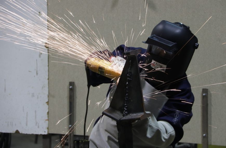 II edición de “Vives Aprende” de Acción contra el Hambre en Manzanares para formarse en soldadura