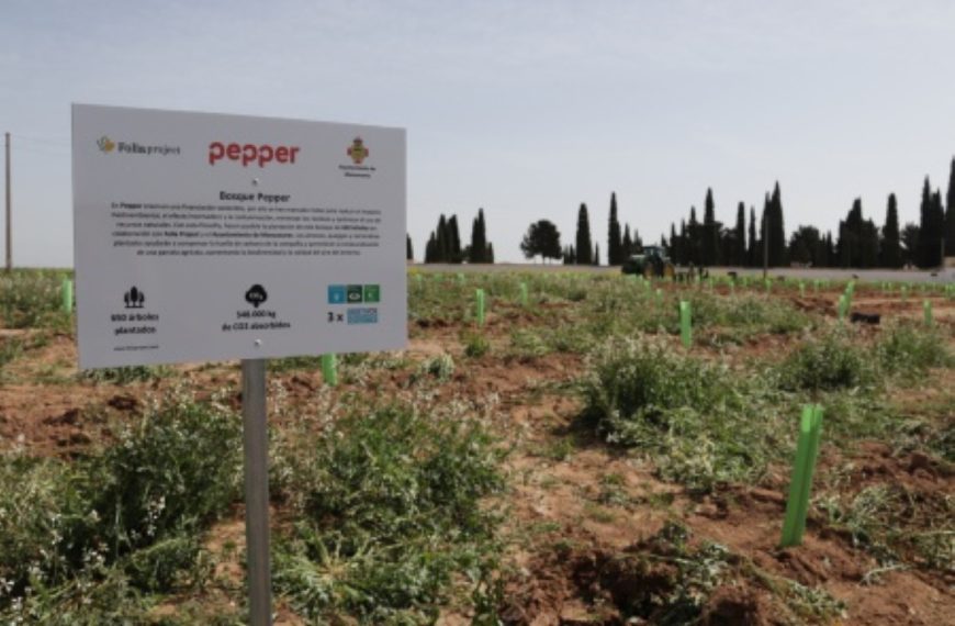 El ayuntamiento y Folia Project plantaron 650 árboles en el polígono industrial de Manzanares