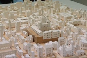 Exposición “Confinados” de Abel Espinosa una ciudad miniatura inspirada en CLM en la biblioteca municipal de Manzanares