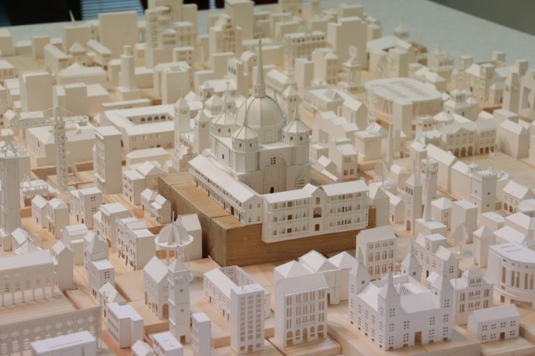 Exposición “Confinados” de Abel Espinosa una ciudad miniatura inspirada en CLM en la biblioteca municipal de Manzanares