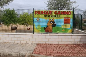 Abren  otro parque canino en Manzanares con 1.300 metros cuadrados para que humanos y perros disfruten de este espacio