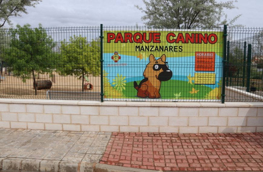 Abren otro parque canino en Manzanares con 1.300 metros cuadrados para que humanos y perros disfruten de este espacio
