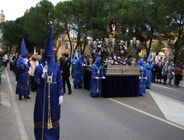La devoción se ha hecho sentir al paso de las procesiones de Miércoles Santo en Puertollano