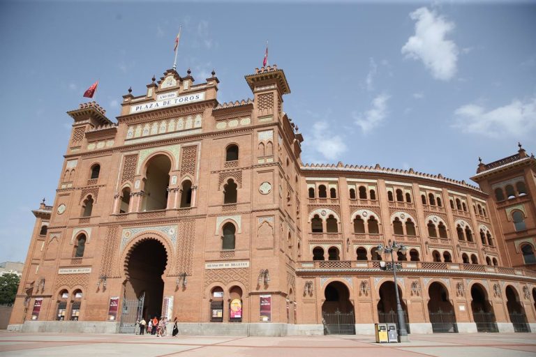 La obra taurina 'Por la Puerta Grande' del artista Emilio Fernández-Galiano llega a la plaza de toros de las Ventas