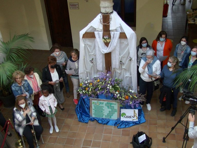 Las rondas a las Cruces de Mayo llevan la alegría y la tradición en su recorrido por Manzanares