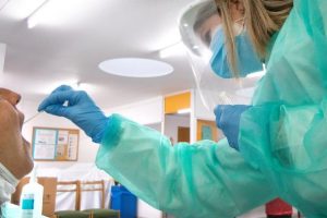 Castilla-La Mancha registró 1.917 casos por infección de COVID del 30 de mayo al 5 de junio en personas mayores de 60 años