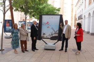 La exposición ‘40 años del Estatuto de Autonomía de Castilla-La Mancha’ en Manzanares muestra la evolución de CLM