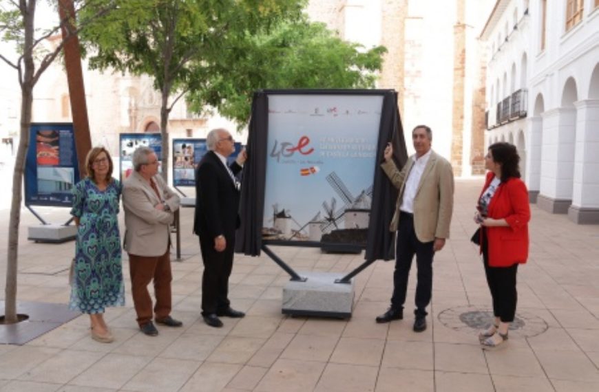 La exposición ‘40 años del Estatuto de Autonomía de Castilla-La Mancha’ en Manzanares muestra la evolución de CLM
