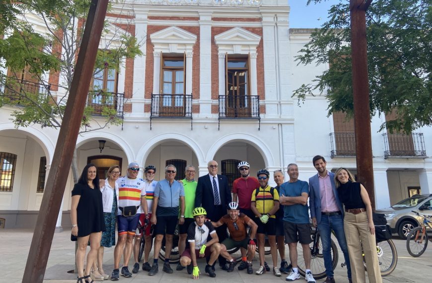 La expedición ‘Jóvenes en bicicleta’ de 9 manzanareños salió esta mañana de la localidad para hacer el Camino de Santiago