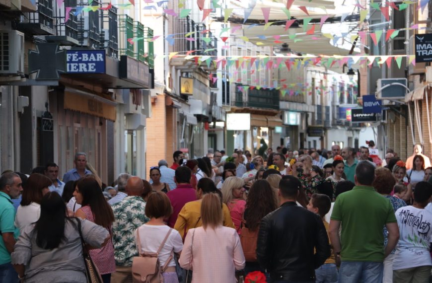 ACECE celebró la Noche Blanca en Manzanares para apoyar al comercio local
