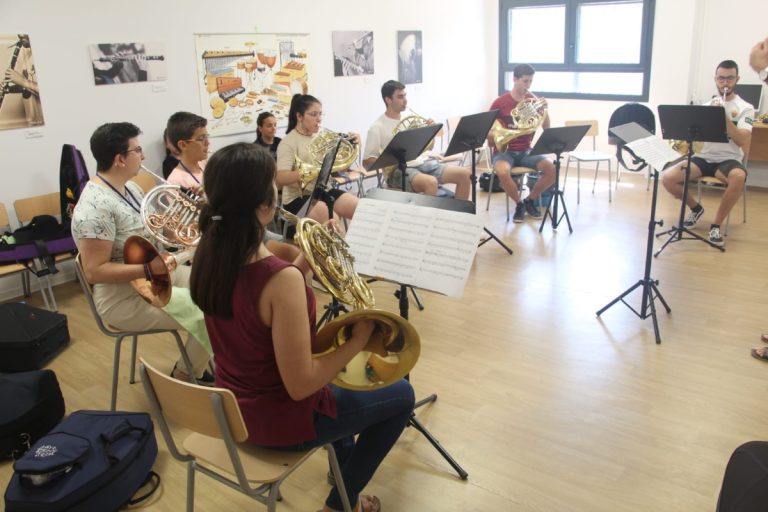 110 alumnas y alumnos de toda España han recibido clases individuales y grupales en la nueva Escuela de Música Municipal de Manzanares