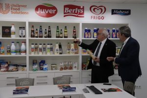 Efran Distribuciones recibió la visita institucional del alcalde de Manzanares en sus modernas instalaciones en el polígono industrial