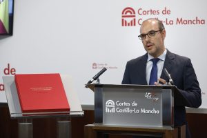 Las Cortes regionales editan doce ejemplares conmemorativos del Estatuto, en un “homenaje profundamente simbólico” por su 40 aniversario