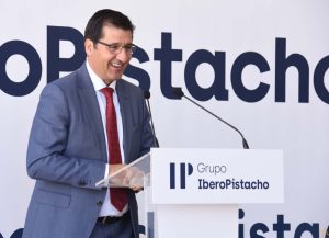 Caballero destaca la importancia de impulsar la comercialización internacional del pistacho y ofrece el apoyo al sector con una feria como la de FENAVIN