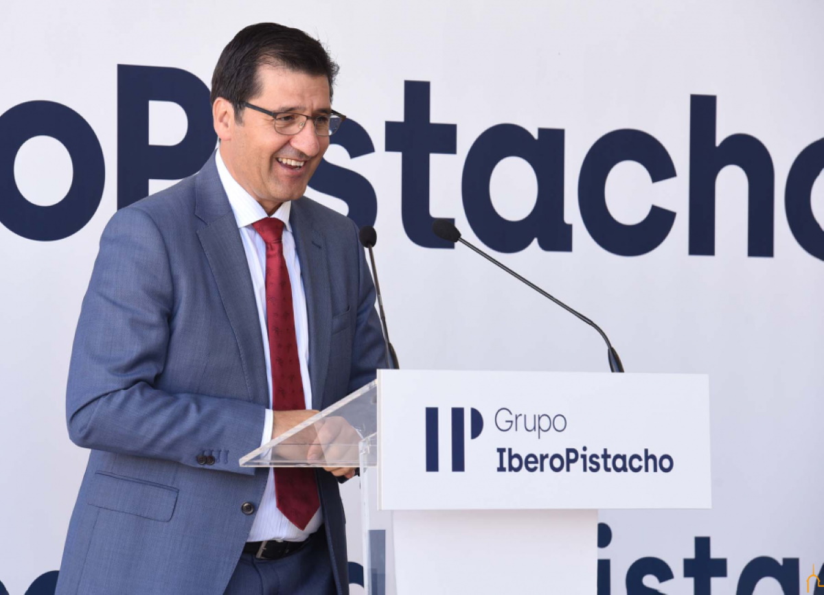Caballero destaca la importancia de impulsar la comercialización internacional del pistacho y ofrece el apoyo al sector con una feria como la de FENAVIN