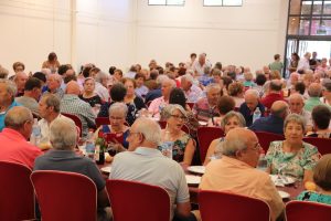 600 personas han participado en la comida homenaje a las personas mayores en el pabellón de muestras de Fercam en Manzanares