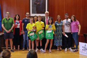 Los niños y niñas participantes en el concurso ‘ManzaQuiz’ recibieron sus premios de manos del alcalde de Manzanares